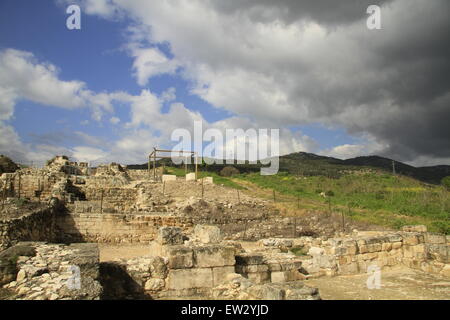 Israël, vallée de Jezreel, ruines de l'établissement Crusader sur Caymont Téléphone Yokneam, Mount Carmel est dans l'arrière-plan Banque D'Images