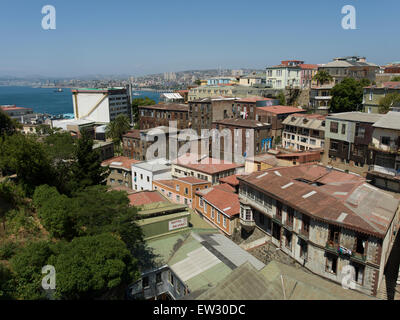 Portrait de bâtiments et d'entrée de l'océan, Valparaiso, Chili Banque D'Images