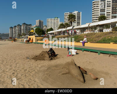 Faire de l'homme sculpture de sable sur la plage, Vina del Mar, Chili Banque D'Images