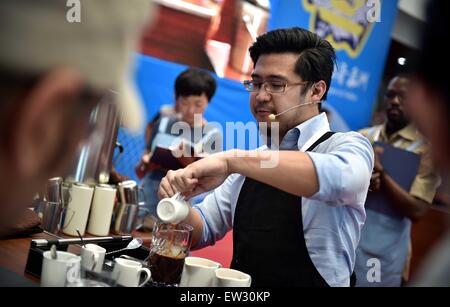 Chengmai, province de Hainan en Chine. 17 Juin, 2015. Yoshua Tanu de l'Indonésie fait une tasse de café au cours de la 4ème Coupe de championnat Barista Fushan International à Chengmai, Chine du sud, province de Hainan, le 17 juin 2015. Un total de 25 baristas de partout dans le monde ont pris part au championnat. Credit : Guo Cheng/Xinhua/Alamy Live News Banque D'Images