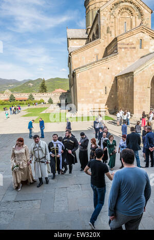 Wedding couple en costumes nationaux traditionnels dans l'Église orthodoxe géorgienne (Svetitskhoveli vivant pilier), la cathédrale de Mtskheta (Géorgie) Banque D'Images