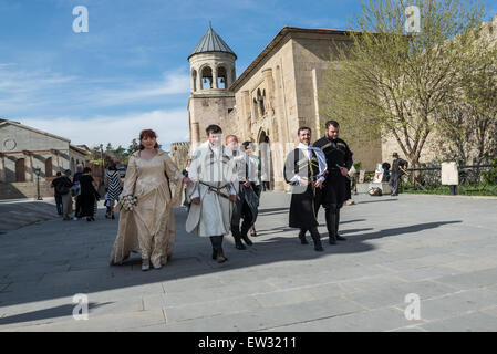 Wedding couple en costumes nationaux traditionnels orthodoxes dans la vie (Svetitskhoveli pilier) dans la Cathédrale de Mtskheta (Géorgie) Banque D'Images