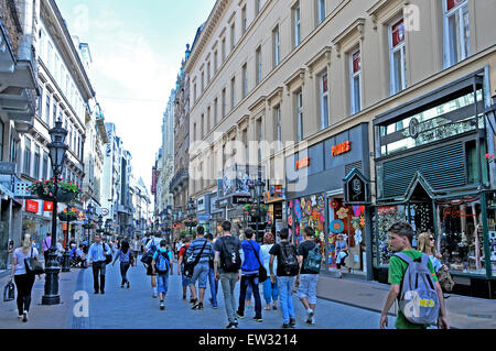 Rue Vaci Utca Belvaros commercial Pest Budapest Hongrie Banque D'Images