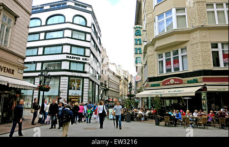 Rue Vaci Utca Belvaros commercial Pest Budapest Hongrie Banque D'Images