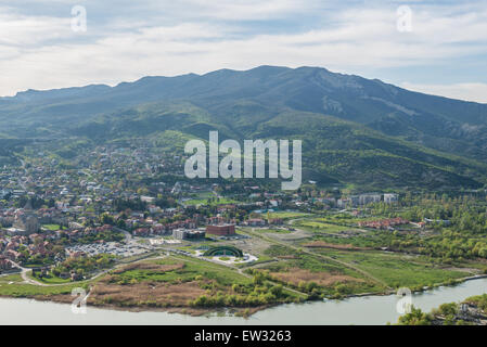 Vue sur rivière Kura et Mtskheta ville de UNESCO World Heritage 6ème siècle de l'Église orthodoxe géorgienne n Jvari en Géorgie Banque D'Images