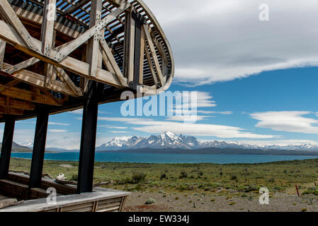 Vue du lac avec des montagnes de Tierra Patagonia Hotel & Spa, le Parc National Torres del Paine, Patagonie, Chili Banque D'Images