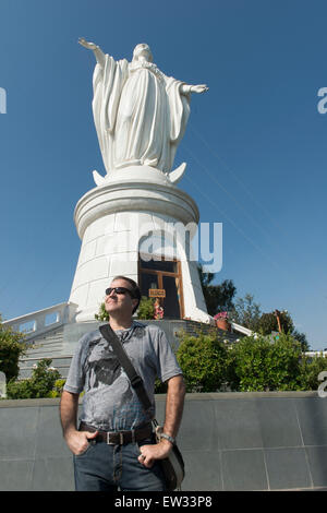 Homme debout en face de la statue de la Vierge Marie à San Cristobal Hill, Santiago, région métropolitaine de Santiago, Chili Banque D'Images