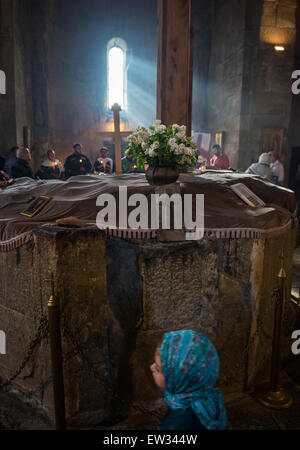 Cérémonie de mariage traditionnel à l'UNESCO World Heritage 6e siècle monastère de Jvari orthodoxe de Géorgie près de Mtskheta, Géorgie Banque D'Images