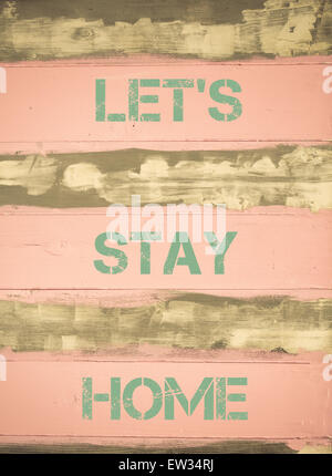 Image Concept de LET'S STAY HOME motivational quote écrit sur un mur en bois peint vintage Banque D'Images