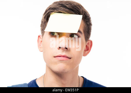 Closeup portrait d'un homme avec l'étiquette sur le front isolé sur un fond blanc. À l'écart Banque D'Images