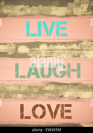 Image Concept de LIVE LAUGH LOVE quote motivation écrite sur un mur en bois peint vintage Banque D'Images