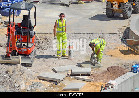 Londres, Angleterre, Royaume-Uni. Les dalles de béton coupe des travailleurs pour pavage, par le pont du millénaire Banque D'Images