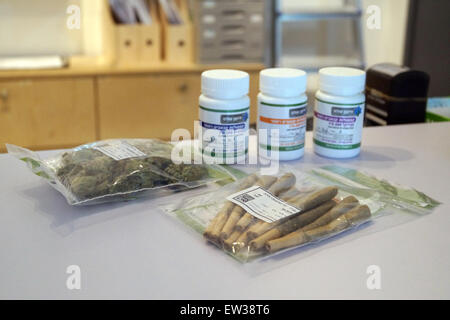 Tel Aviv, Israël. 09Th Juin, 2015. Le cannabis et les flacons du cannabis médical gouttes dans diverses compositions dans la clinique du cannabis à Tel Aviv, Israël, 02 juin 2015. Photo : Alexandra Rojkov/dpa/Alamy Live News Banque D'Images