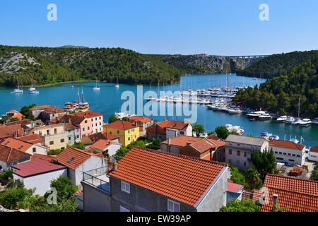 Vue de la ville de Skradin et marina sur la rivière Krka de view point - côte dalmate de la Croatie Banque D'Images