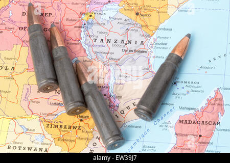 Quatre balles sur la carte géographique de la Tanzanie. Image conceptuelle pour la guerre, les conflits, la violence. Banque D'Images