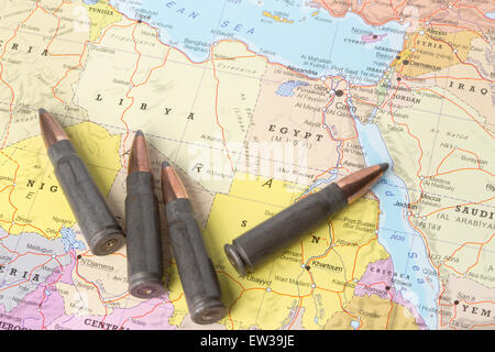 Quatre balles sur la carte géographique de la Libye et l'Egypte en Afrique du Nord. Image conceptuelle pour la guerre, les conflits, la violence. Banque D'Images