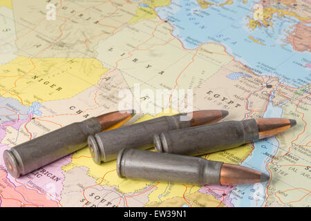 Quatre balles sur la carte géographique de l'Égypte, la Libye, l'Algérie et le Niger en Afrique du Nord. Image conceptuelle pour la guerre, conflits, vi Banque D'Images