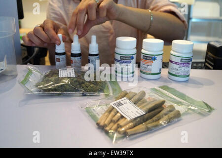 Tel Aviv, Israël. 09Th Juin, 2015. Le cannabis et les flacons du cannabis médical gouttes dans diverses compositions dans la clinique du cannabis à Tel Aviv, Israël, 02 juin 2015. Photo : Alexandra Rojkov/dpa/Alamy Live News Banque D'Images