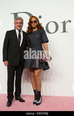 Tokyo, Japon. 16 Juin, 2015. Christian Dior chef Sydney Toledano (L) et de la pop star Rihanna (R) assister à un photocall pour le Christian Dior 2015-16 collection prêt à porter à Tokyo, Japon. Credit : AFLO/Alamy Live News Banque D'Images