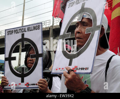 Quezon City, Philippines. 17 Juin, 2015. Maintenez les protestataires philippins en croix sur les plaques-étiquettes, au cours d'un camp à l'extérieur de piquetage Aguinaldo pour protester contre les assassinats politiques présumés par les militaires. L'accusé les militants d'un mauvais étiquetage militaires tués dans Paquibato agriculteurs région dans le sud de Mindanao, où trois agriculteurs ont été tués, en tant que communiste tué Nouvelle Armée rebelles. Crédit : Richard James Mendoza/Pacific Press/Alamy Live News Banque D'Images