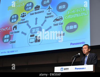 Tokyo, Japon. 17 Juin, 2015. Le président Kazuhiro Tsuga de Panasonic annonce le lien d'affaires avec NTT au cours d'une conférence de presse à Tokyo le mercredi 17 juin, 2015. Les deux entreprises japonaises s'uniront pour créer une nouvelle génération de systèmes d'information avant les Jeux Olympiques de Tokyo de 2020, y compris 3-D des systèmes de distribution vidéo pour la diffusion d'événements sportifs. Technologies de Panasonic pour la prise de vue et de traitement 3-D vidéo sera combiné à haut-débit de NTT communications. Credit : Natsuki Sakai/AFLO/Alamy Live News Banque D'Images