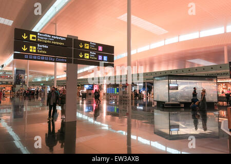 Intérieur de l'aéroport de Prat le 5 mai 2015 à Barcelone, Espagne. Depuis 2013, El Prat-Barcelona est l'aéroport le plus achalandé en Espagne Banque D'Images