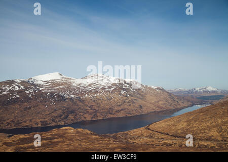 Loch Treig et les Munros Stob Coire Easain et Stob a'Dromore West Mheadhoin du Corbett Leum Uilleim près de Corrour. Banque D'Images