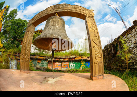 Bell géant au monastère de Tashiding au Sikkim, Inde Banque D'Images