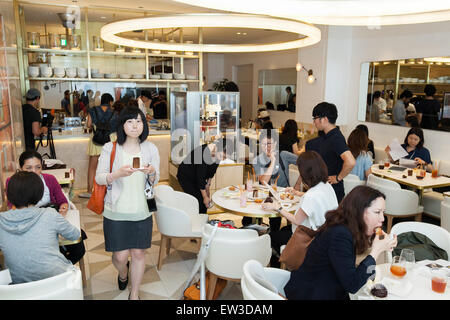 Personnel de la nouvelle pâtisserie ''Dominique Ansel Bakery'' prendre des commandes à partir de la presse membres durant la phase pré-événement d'ouverture pour la première boulangerie magasin japonais situé dans Omotesando Hills le 17 juin 2015, Tokyo, Japon. La nouvelle marque est connue pour ses pâtisseries Cronuts ; un croissant doughnut création fusion par le Chef Dominique Ansel et est déjà très populaire à New York. C'est la première fois qu'il ouvrira une succursale internationale. Le Japon a connu un boom récent dans les détaillants alimentaires surtout d'essayer d'être la dernière nouvelle tendance à Tokyo. Le magasin ouvre ses portes à la population le Ju Banque D'Images