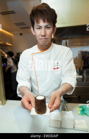 Un membre du personnel présente un témoin tourné au cours de l'événement pré-ouverture de la nouvelle pâtisserie ''Dominique Ansel Bakery'' dans Omotesando Hills le 17 juin 2015, Tokyo, Japon. La nouvelle marque est connue pour ses pâtisseries Cronuts ; un croissant doughnut création fusion par le Chef Dominique Ansel et est déjà très populaire à New York. C'est la première fois qu'il ouvrira une succursale internationale. Le Japon a connu un boom récent dans les détaillants alimentaires surtout d'essayer d'être la dernière nouvelle tendance à Tokyo. Le magasin ouvre ses portes au public le 20 juin et les lignes longues sont attendus. (Photo de R Banque D'Images