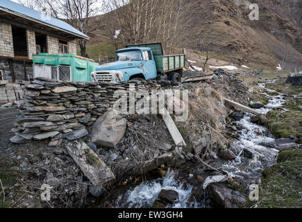 Vieux camion ZIL-133 dans village près de Gergeti ville Stepantsminda Kazbegi) dans les montagnes du Caucase, la Géorgie dans la région de Mtskheta-Mtianeti Banque D'Images