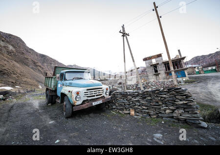 Vieux camion ZIL-133 dans village près de Gergeti ville Stepantsminda Kazbegi) dans les montagnes du Caucase, la Géorgie dans la région de Mtskheta-Mtianeti Banque D'Images