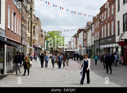 Clients dans la rue East Chichester vue forment la croix du marché West Sussex England UK Banque D'Images