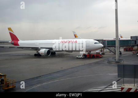 Un avion d'Iberia à l'aire d'Adolfo Suarez l'aéroport international de Barajas à Madrid Espagne Banque D'Images