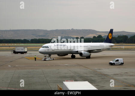 Un avion Lufthansa se trouve au tarmac de l'aéroport international Adolfo Suarez Barajas de Madrid en Espagne Banque D'Images