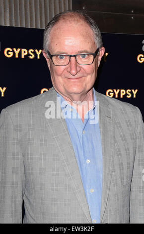 Appuyez sur "Gypsy" nuit au Savoy Theatre avec : Jim Broadbent Où : London, Royaume-Uni Quand : 15 Avr 2015 C Banque D'Images