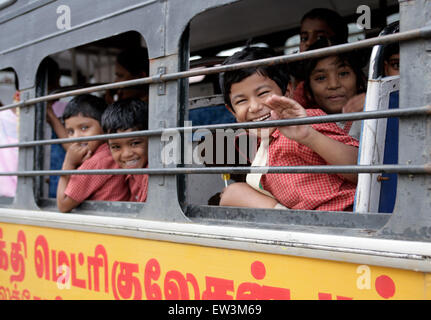 Les élèves dans un autobus scolaire, Tamil Nadu, Inde, Asie Banque D'Images
