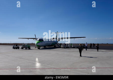 Les passagers montent à bord d'un ATR 72 turbopropulseur bi-moteur du transporteur aérien régional de Binter qui exploite des services inter-îles dans les îles Canaries, au petit aéroport de la Gomera situé près de la ville de Playa Santiago, sur l'île de la Gomera, une des plus petites îles Canaries une communauté autonome d'Espagne Banque D'Images