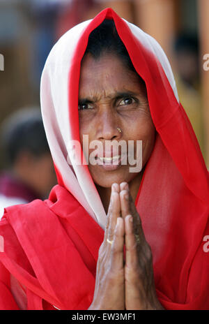 Femme indienne donnant le Namaste salutation de l'Inde. La région de Rampur, Uttar Pradesh, Inde, Asie Banque D'Images