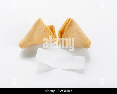 Une fortune cookie ouvrir avec le papier blanc devise sur fond blanc Banque D'Images