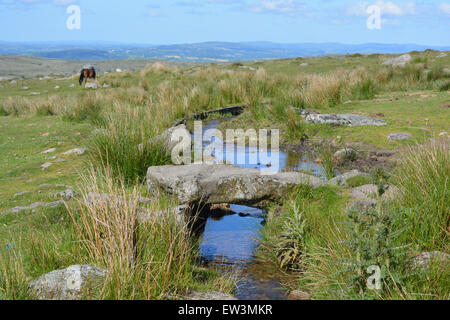 Clapper Pont sur Longash Leat près de Merrivale dans le Dartmoor National Park, Devon, Angleterre Banque D'Images