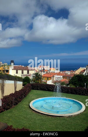 Vue de la ville de La Orotava de Jardines del Marquesado de la Quinta Roja ou Jardín Victoria dans la partie nord de l'île de Tenerife en Canaries, Espagne Banque D'Images