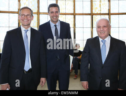 Berlin, Allemagne. 17 Juin, 2015. Le maire de Berlin Michael Mueller (l-r - SPD), espace directeur de l'opéra d'Etat de Berlin Matthias Schulz (c) et directeur musical de l'opéra d'Etat de Berlin, Daniel Barenboim, arrivent pour une conférence de presse à Berlin, Allemagne, 17 juin 2015. Ils ont introduit Matthias Schulz comme successeur de l'actuel directeur Jürgen Flimm. Schulz est de commencer son travail à l'opéra d'état de 2016, devenu co-directeur en 2017 et dépasser la direction en 2018. Photo : STEPHANIE PILICK/dpa/Alamy Live News Banque D'Images