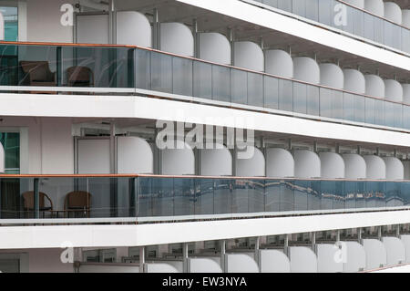 Balcons et cabines sur un bateau de croisière vide Banque D'Images