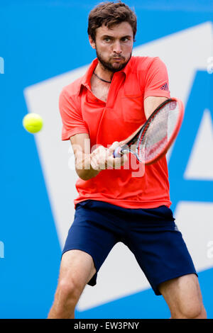 Londres, Royaume-Uni. 17 Juin, 2015. Aegon Tennis Championnat Queens. Gilles Simon (FRA) versus Thanasi Kokkinakis (AUS), 2e tour. 7ème Gilles Simon en semences action Credit : Action Plus Sport/Alamy Live News Banque D'Images