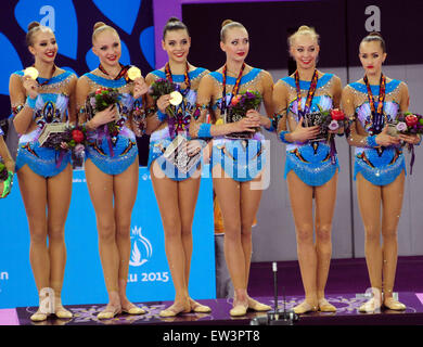 Bakou. 17 Juin, 2015. La Russie de l'équipe pose sur le podium après la finale du groupe de femmes Gymnastique rythmique à l'Jeux européens dans la capitale de Bakou, le 17 juin 2015. La Russie de l'équipe a remporté la médaille d'or. © Tofik Babayev/Xinhua/Alamy Live News Banque D'Images