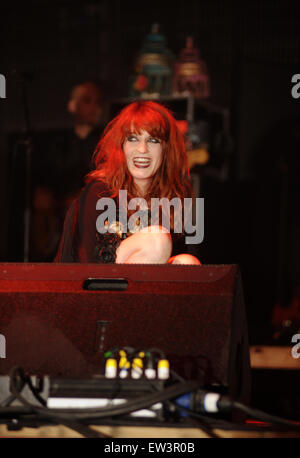 PIC DE FICHIER : Glastonbury, Royaume-Uni. L'année 2009. Florence et la Machine à titre Glastonbury Festival le vendredi 26 juin 2015 après les Foo Fighters a dû annuler. En 2009, Florence Welch et son groupe au festival de Glastonbury pour la première fois dans la tente, John Peel. Banque D'Images