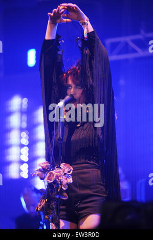 PIC DE FICHIER : Glastonbury, Royaume-Uni. L'année 2009. Florence et la Machine à titre Glastonbury Festival le vendredi 26 juin 2015 après les Foo Fighters a dû annuler. En 2009, Florence Welch et son groupe au festival de Glastonbury pour la première fois dans la tente, John Peel. Banque D'Images