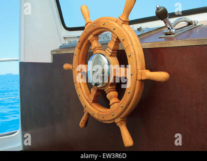 Vieux bateau barre dans la timonerie Banque D'Images