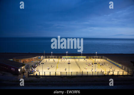 Volley-ball à la côte de Brighton par nuit Banque D'Images